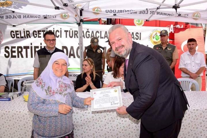 İzmir Orman Müdürlüğünce, "gelir getirici tür ağaçlandırması" projesi kapsamında Menemen'de dikilen 3 bin zeytin ağacı, 34 çiftçinin kullanımına verildi. Menemen Belediye Başkan Vekili Aydın Pehlivan (sağda) proje kapsamında İğnedere'deki 10 bin dekar alana dikilen zeytinlik alanların kullanım hakkını, çekilen kura sonucu 34 çiftçiye dağıtıldı. ( Menemen Belediyesi  - Anadolu Ajansı )