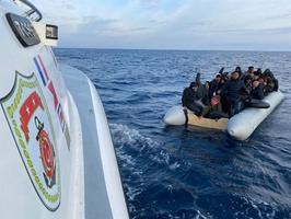 İzmir'in Çeşme ve Menderes ilçeleri açıklarında, Yunanistan unsurlarınca Türk karasularına geri itilen 65 düzensiz göçmen kurtarıldı. ( Sahil Güvenlik Komutanlığı - Anadolu Ajansı )