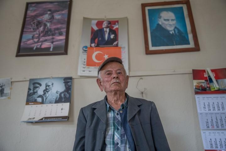 Türkiye Cumhuriyeti'nin kurucusu Gazi Mustafa Kemal Atatürk'ü, atlı askerleriyle mola verdikleri köylerinde görme imkanı bulan İzmirli 94 yaşındaki Hüseyin Ali Oğan, o anı hala unutamıyor. ( Halil Fidan - Anadolu Ajansı )
