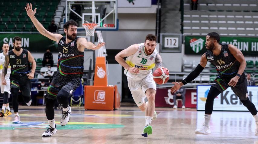 ING Basketbol Süper Ligi'nin 11. haftasında Frutti Extra Bursaspor ile Aliağa Petkimspor takımları karşı karşıya geldi. Frutti Extra Bursasporlu Onuralp Bitim (ortada), bir pozisyonda Aliağa Petkimsporlu Ramirez (sağda) ve Erol Can Çinko (solda) ile mücadele etti. ( Mustafa Bikeç - Anadolu Ajansı )