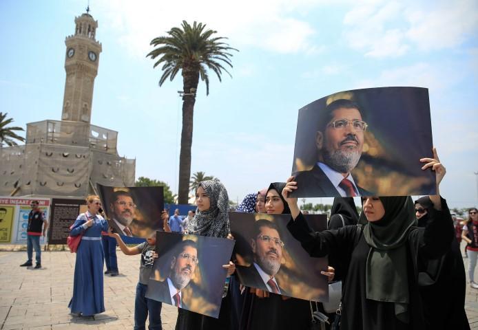 Hayatını kaybeden Mısır'ın demokratik yollarla seçilmiş ilk Cumhurbaşkanı Muhammed Mursi için İzmir Konak Meydanı'nda gıyabi cenaze namazı kılındı. ( Mahmut Serdar Alakuş - Anadolu Ajansı )