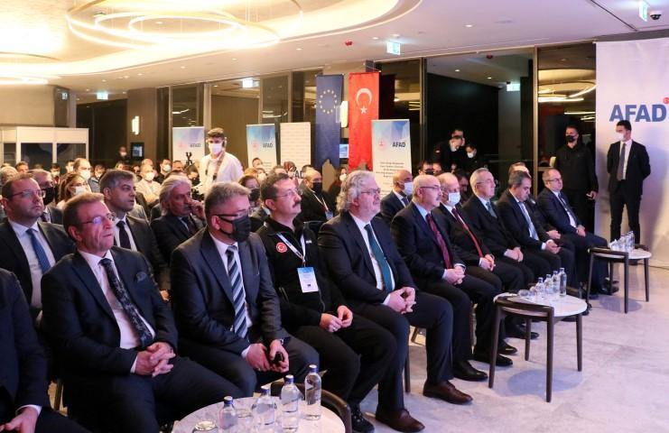 Afet ve Acil Durum Yönetimi (AFAD), Avrupa Komisyonu Sivil Koruma ve İnsani Yardım Genel Müdürlüğü desteğiyle "İzmir-Aliağa Bölgesinde Enerji Sektörü Özelinde Kritik Altyapılara İklim Değişikliğinin Etkisi" semineri düzenlendi. ( Şafak Yel - Anadolu Ajansı )