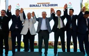 AK Parti İzmir Milletvekili Binali Yıldırım, Bayındır Belediyesi'ni ziyaret etti. Yıldırım, belediye önünde vatandaşlara seslendi. Binali Yıldırım (ortada) eski Milli Savunma Bakanı Vecdi Gönül (sol 3) AK Parti Genel Başkan Yardımcısı Hamza Dağ (sağ 3) AK Parti İzmir Milletvekilleri Mahmut Atilla Kaya (sağ 2) ve Yaşar Kırkpınar(solda) Bayındır Belediye Başkanı Uğur Demirezen (sol 2) vatandaşları selamladı.  ( Evren Atalay - Anadolu Ajansı )