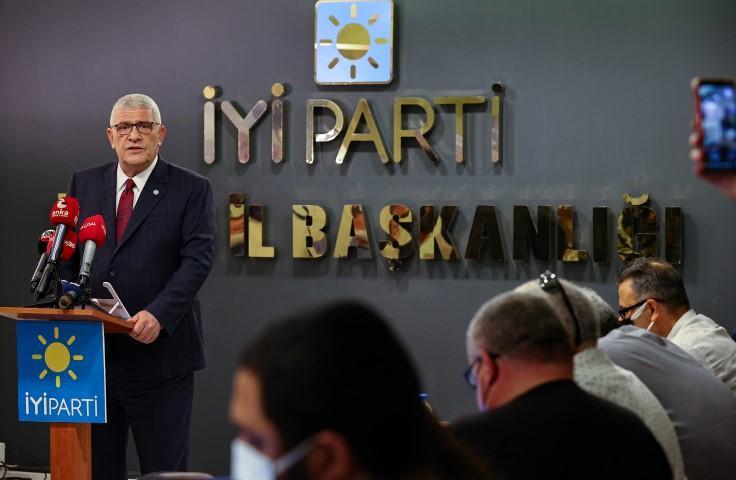 İYİ Parti Grup Başkanvekili Müsavat Dervişoğlu (kürsüde), partisinin İzmir İl Başkanlığında basın toplantısı düzenledi. ( Mehmet Emin Mengüarslan - Anadolu Ajansı )