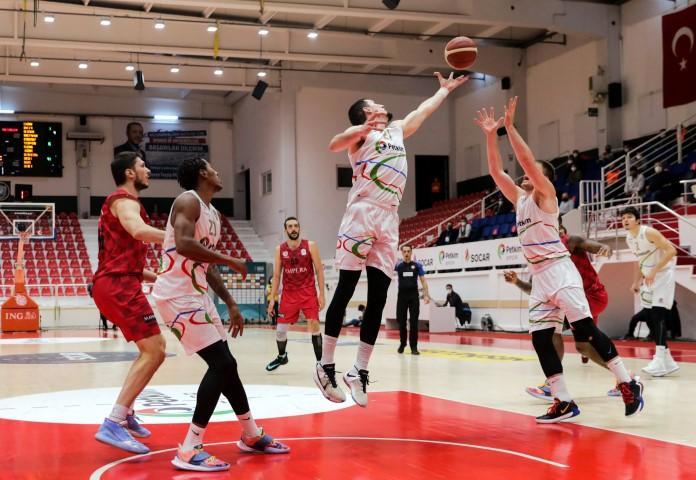 ING Basketbol Süper Ligi 10. haftasında Aliağa Petkimspor ile Empera Halı Gaziantep Basketbol karşılaştı. Aliağa Petkimspor'dan Stephen Zack (ortada) ile Ian Hummer (sağda) bir pozisyonda mücadele ettiler. ( Mahmut Serdar Alakuş - Anadolu Ajansı )