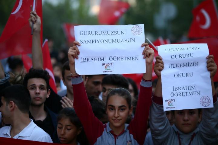 Almanya'nın Stuttgart kentinde gerçekleştirilen şampiyonada, halka aleti finalinde 14.933'lük derecesiyle şampiyon olup, cimnastikte büyüklerde altın madalya kazanan ilk Türk sporcu olarak tarihe geçen İbrahim Çolak ile şampiyonada dünya ikincisi olan Ahmet Önder ve olimpiyat kotası alan Ferhat Arıcan ile Nazlı Savranbaşı İzmir'e geldi. Aliağa Helvacı Ortaokulu'nda beden öğretmeni olarak görev yapan İbrahim Çolak'ın öğrencileri, İzmir Adnan Menderes Havalimanı'nda Türk bayraklarıyla öğretmenlerini karşıladı. ( Halil Fidan - Anadolu Ajansı )
