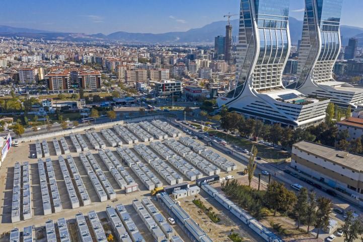 İzmir'in Seferihisar ilçesinde 30 Ekim'de meydana gelen 6,6 büyüklüğündeki depremin ardından evleri yıkılan veya ağır hasar gören yaklaşık 100 aile, AFAD koordinasyonunda kurulan konteyner kentte yeni yaşamlarına başladı. ( Mehmet Emin Mengüarslan - Anadolu Ajansı )