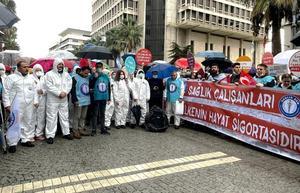 İzmir'de Sağlık-Sen İzmir 2 Nolu Şube üyeleri, doktorların maddi haklarının iyileştirilmesine yönelik ek gösterge düzenlemesinin diğer sağlıkçıları da kapsaması talebiyle basın açıklaması yaptı. ( Zeynep Çelikkol - Anadolu Ajansı )