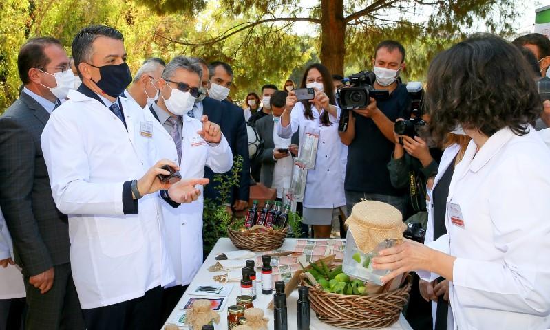 Tarım ve Orman Bakanı Bekir Pakdemirli (solda), İzmir'de Ege Tarımsal Araştırma Enstitüsü Kampüsü'ndeki Bölgesel Tahıl Pas Hastalıkları Merkezi ve Ulusal Tohum Gen Bankası'nı ziyaret etti, Arıcılık Ar-Ge ve İnovasyon Merkezinin açılışını yaptı. Bakan Pakdemirli açılışın ardından Ulusal Tohum Gen Bankası'nda incelemede bulundu, yetkililerden bilgi aldı. ( Mehmet Emin Mengüarslan - Anadolu Ajansı )