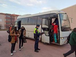 İzmir'de jandarma ekiplerince okul servislerine yönelik denetim yapıldı. Bin 414 servis aracının kontrol edildiği denetimlerde kurallara uymayan 297 şoföre toplam 107 bin 580 lira idari para cezası uygulandı, 48 servis aracı trafikten men edildi. ( İl Jandarma Komutanlığı - Anadolu Ajansı )