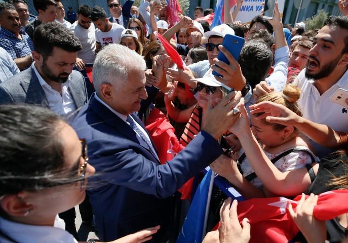 AK Parti İzmir Milletvekili Binali Yıldırım, temaslarda bulunmak üzere geldiği İzmir'de Adnan Menderes Havalimanı'nda partililer tarafından karşılandı. Yıldırım, alanda toplanan vatandaşlarla selamlaştı. ( Mahmut Serdar Alakuş - Anadolu Ajansı )