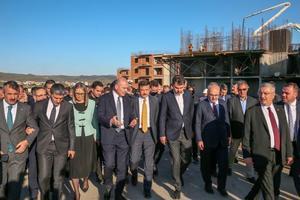İçişleri Bakanı Süleyman Soylu (sol 4) ile Çevre, Şehircilik ve İklim Değişikliği Bakanı Murat Kurum (sağ 5)  İzmir'in Seferihisar ilçesinde inşa edilen TOKİ (Toplu Konut İdaresi Başkanlığı) konutlarında incelemede bulundu. Çalışmalara ilişkin bilgi alan Soylu ve Kurum'a İzmir Valisi Yavuz Selim Köşger (sağ 4) İzmir Emniyet Müdürü Mehmet Şahne, AK Parti Genel Başkan Yardımcısı Hamza Dağ, AK Parti İzmir İl Başkanı Kerem Ali Sürekli, bazı AK Parti İzmir milletvekilleri ile bürokratlar eşlik etti. ( Ömer Evren Atalay - Anadolu Ajansı )