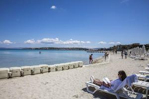 Çeşme, Kuşadası, Foça, Didim gibi önemli turizm destinasyonlarına sahip Ege Bölgesi'ndeki oteller, Ramazan Bayramına hazırlanıyor. Çeşme'de otellerde doluluk oranının yüzde 100'e yaklaşması, bölgedeki turizmcileri memnun etti. ( Lokman İlhan - Anadolu Ajansı )