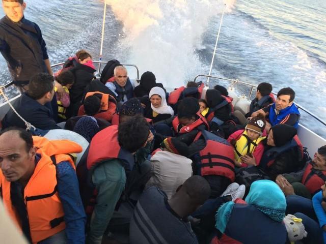 İzmir'in Dikili ilçesi açıklarında, yasa dışı yollardan Yunan adalarına geçmeye çalışan 38 göçmen yakalandı. Sahil Güvenlik mobil radarı, Dikili ilçesi Hayıtlı Koyu önlerinde hareketli lastik bot içerisinde bir grup göçmen tespit etti. Görevlendirilen Sahil Güvenlik botu tarafından durdurulan lastik botta, Suriye uyruklu 17'si çocuk 38 göçmen yakalandı. Göçmenler, işlemlerinin ardından İzmir İl Göç İdaresi Müdürlüğüne teslim edilecek. ( Sahil Güvenlik Komutanlığı - Anadolu Ajansı )