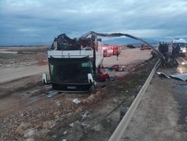 İzmir'in Bergama ilçesinde, işçileri taşıyan servis otobüsü ile otomobilin çarpışması sonucu 25 kişi yaralandı. İzmir-Çanakkale kara yolu Zeytindağ Mahallesi Işıklar mevkisinde, Tacim Keklik'in kullandığı 34 ANB 882 plakalı otomobil, Şeref Görgülü idaresindeki, işçileri taşıyan 35 S 01216 plakalı servis otobüsüyle çarpıştı. Çarpışmanın etkisiyle otobüs devrildi. Kazada, otobüste bulunan işçilerden 20'si ile otomobildeki 5 kişi yaralandı. ( Jandarma - Anadolu Ajansı )