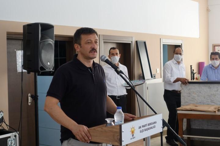 AK Parti Genel Başkan Yardımcısı Hamza Dağ, partisinin Bergama İlçe Teşkilatı tarafından Ilıca Sosyal Tesisleri'nde düzenlenen toplantıda konuşma yaptı.                 ( Efsun Erbalaban Yılmaz - Anadolu Ajansı )
