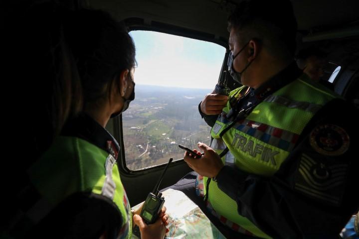 İzmir'de jandarmadan helikopterli trafik denetimi
