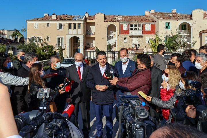 Tarım ve Orman Bakanı Bekir Pakdemirli, İzmir’in Çeşme ilçesinde dün akşam saatlerinde meydana hortum sonrası zarar gören evlerin bulunduğu Alaçatı Mahallesi'nde incelemelerde bulundu. Bakan Pakdemirli incelemelerinin ardından basın mensuplarına açıklama yaptı. ( Mehmet Emin Mengüarslan - Anadolu Ajansı )