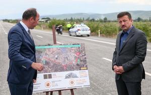 AK Parti Genel Başkan Yardımcısı Hamza Dağ (sağda) hizmete giren Bergama Çevre Yolu'nda incelemede bulundu. Bergama Belediye Başkanı Hakan Koştu ile AK Parti İzmir milletvekili adayı Kerem Ali Sürekli'nin eşlik ettiği Hamza Dağ, Karayolları 2. Bölge Müdürü Murat Gönenli'den (solda) bilgi aldı. ( Ömer Evren Atalay - Anadolu Ajansı )