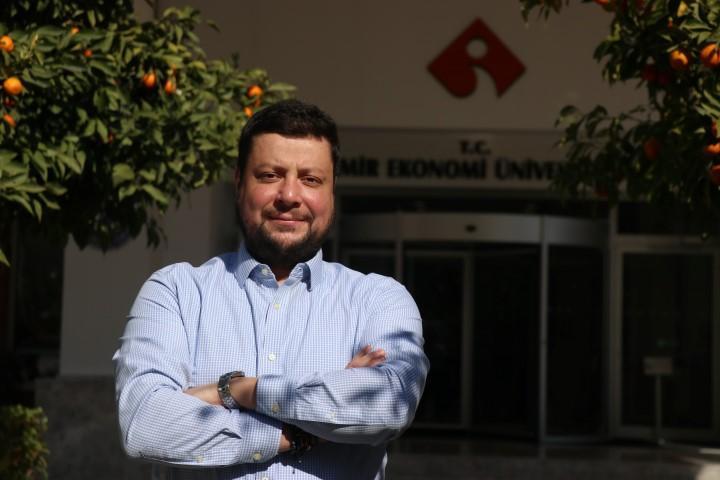 İzmir Ekonomi Üniversitesinin de paydaşı olduğu Avrupa Birliği (AB) projesiyle Türkiye'den yaklaşık 80 bin tüketiciye elektriğin verimli kullanımı eğitimi verilecek, 5 bin tüketici ise yenilenebilir enerji konusunda yatırım danışmanlığı alacak. İzmir Ekonomi Üniversitesi Sürdürülebilir Enerji Ana Bilim Dalı Başkanı ve Yüksek Lisans Program Koordinatörü Prof. Dr. Mehmet Efe Biresselioğlu, AA muhabirine yaptığı açıklamada, projeyle enerji yönetiminde hane halkı ile yenilikçi bir işbirliği planını devreye sokacaklarını bildirdi. ( Yusuf Şahbaz - Anadolu Ajansı )