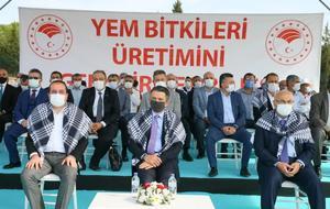 Tarım ve Orman Bakanı Bekir Pakdemirli, İzmir’de Kemalpaşa Orman İşletme Müdürlüğünde düzenlenen Yem Bitkileri Tohum Dağıtım Töreni'ne katıldı. Programa İzmir Valisi Yavuz Selim Köşger (sağda) ve AK Parti İzmir Milletvekili Yaşar Kırkpınar (solda) da katıldı. ( Mehmet Emin Mengüarslan - Anadolu Ajansı )