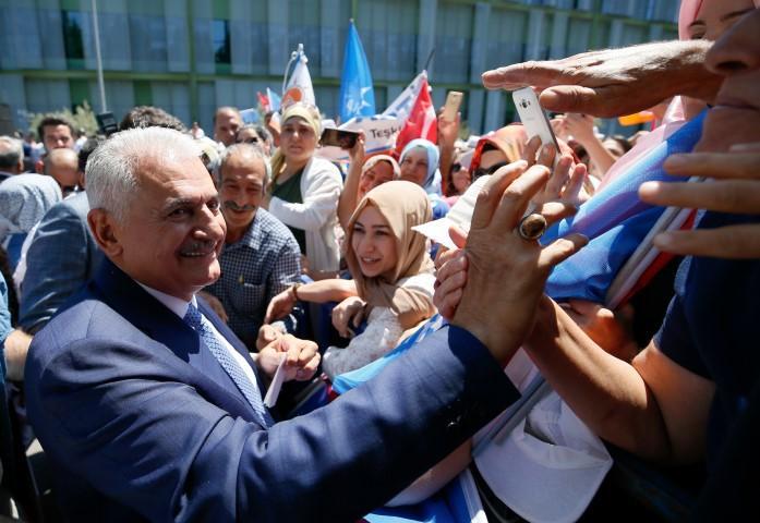AK Parti İzmir Milletvekili Binali Yıldırım, temaslarda bulunmak üzere geldiği İzmir'de Adnan Menderes Havalimanı'nda partililer tarafından karşılandı. Yıldırım, alanda toplanan vatandaşlarla selamlaştı. ( Mahmut Serdar Alakuş - Anadolu Ajansı )