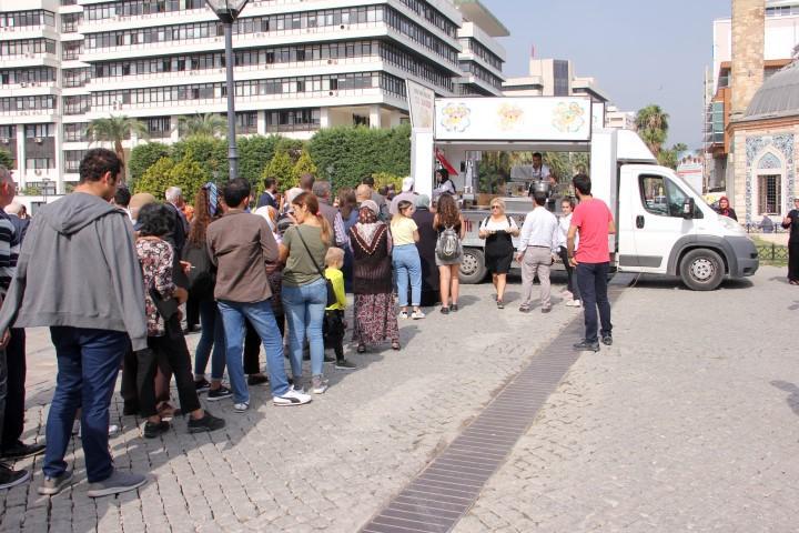 AK Parti Konak İlçe Başkanlığı, Türkiye'nin güney sınırında oluşturulmaya çalışılan terör koridorunu yok etmek, bölgeye barış ve huzuru getirmek amacıyla başlatılan Barış Pınarı Harekatı için lokma döktü. ( Bilal Güler - Anadolu Ajansı )