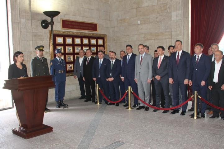 31 Mart Mahalli İdareler Genel Seçimleri'nde İzmir'in Kınık, Kiraz, Bayındır, Bergama ve Aliağa ilçelerinde seçimi kazanan Cumhur İttifakı'nın belediye başkanları, mazbatalarını almalarının ardından ilk toplu ziyaretlerini Anıtkabir'e gerçekleştirdi. ( Hamza Dağ Basın Bürosu - Anadolu Ajansı )