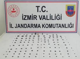 İzmir'in Aliağa ilçesindeki tarihi eser operasyonunda  farklı tarihi dönemlere ait 116 sikke, madeni ok ve madalyon ucu, hayvan figürü ile obje ele geçirildi. ( Jandarma Genel Komutanlığı - Anadolu Ajansı )