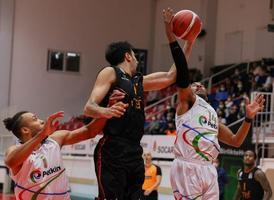 ING Basketbol Süper Ligi 3. hafta mücadelesinde Aliağa Petkimspor ile Galatasaray NEF takımları, İzmir Enka Spor Salonu’nda karşılaştı. Bir pozisyonda Aliağa Petkimspor’dan Gary Browne Ramirez (sağda) ile Galatasaray NEF’den Ege Arar (ortada) mücadele etti. ( Mehmet Emin Mengüarslan - Anadolu Ajansı )
