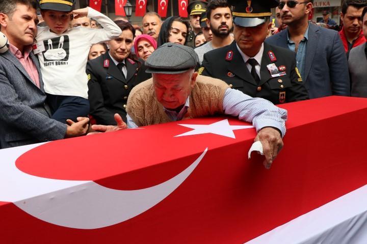 Antalya'da jandarma su altı kurtarma ekibinin dalış eğitiminde rahatsızlanarak şehit olan Jandarma Astsubay Kıdemli Üst Çavuş Mesut Akmeşe, İzmir'in Dikili ilçesinde son yolculuğuna uğurlandı.  Cenazede şehidin babası Kerim Akmeşe (ortada) oğlunun tabutuna sarıldı. ( Metin Aydemir - Anadolu Ajansı )