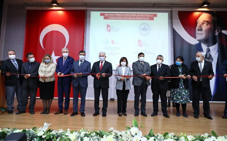 AK Parti Genel Başkanvekili Binali Yıldırım (ortada), İzmir Katip Çelebi Üniversitesi (İKÇÜ) ve Moğolistan Ulusal Üniversitesi (MUIS) iş birliğiyle kurulan "Türkoloji Araştırmaları Enstitüsü"nün hizmete alınması nedeniyle üniversitenin Çiğli Ana Yerleşkesinde düzenlenen "Türkiye, Türk Devletleri ve Akraba Toplulukları" başlıklı konferansa katıldı. Yıldırım, İKÇÜ Rektörü Prof. Dr. Saffet Köse (sol 5), AK Parti İzmir Milletvekili Cemal Bekle (sağ 4), Milliyetçi Hareket Partisi (MHP) İzmir İl Başkanı Veysel Şahin (sağ 2) ve protokol üyeleri ile İKÇÜ-MUIS Türkoloji Araştırmaları Enstitüsünün açılış kurdelesini kesti. ( Mehmet Emin Mengüarslan - Anadolu Ajansı )