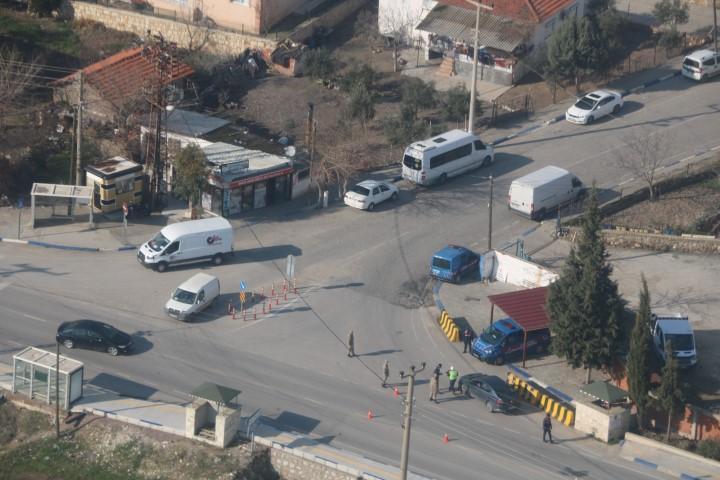 İzmir'in 3 ilçesinde jandarma ekiplerince helikopterle yapılan trafik denetiminde 25 sürücüye 19 bin 527 lira ceza kesildi. ( İzmir İl Jandarma Komutanlığı - Anadolu Ajansı )
