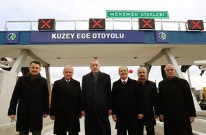 Türkiye Cumhurbaşkanı Recep Tayyip Erdoğan (sol 3), İzmir'de Menemen-Aliağa-Çandarlı otoyolu açılışı törenine katıldı. Törene Tarım ve Orman Bakanı Bekir Pakdemirli de (solda) katıldı. ( Cumhurbaşkanlığı / Murat Çetinmühürdar - Anadolu Ajansı )