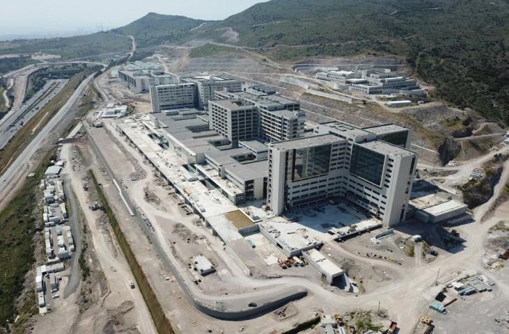 AK Parti İzmir İl Başkanı Kerem Ali Sürekli, AK Parti İzmir Milletvekili Yaşar Kırkpınar ve İl Sağlık Müdürü Burak Öztop ile yapımı devam eden İzmir Bayraklı Şehir Hastanesinin şantiyesindeki çalışmaları inceledi. ( AK Parti İzmir İl Başkanlığı - Anadolu Ajansı )