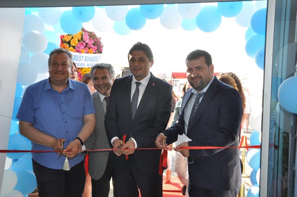 Dr.Barış Çoban, Kliniğin açılış kurdelesini Belediye Başkanı Serkan Acar ve Dikili Belediye
Başkanı Mustafa Tosun ile birlikte kestiler.