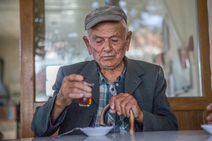 Türkiye Cumhuriyeti'nin kurucusu Gazi Mustafa Kemal Atatürk'ü, atlı askerleriyle mola verdikleri köylerinde görme imkanı bulan İzmirli 94 yaşındaki Hüseyin Ali Oğan, o anı hala unutamıyor. ( Halil Fidan - Anadolu Ajansı )