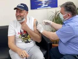 Bergamalı ünlü klarnet virtüözü Hüsnü Şenlendirici (solda), yeni tip koronavirüse (Kovid-19) karşı geliştirilen BioNTech aşısı yaptırdı. Şenlendirici'ye aşıyı, tıp doktoru olan Kınık Belediye Başkanı Sadık Doğruer (sağda), ilçedeki devlet hastanesinde uyguladı. ( Kınık Belediyesi - Anadolu Ajansı )