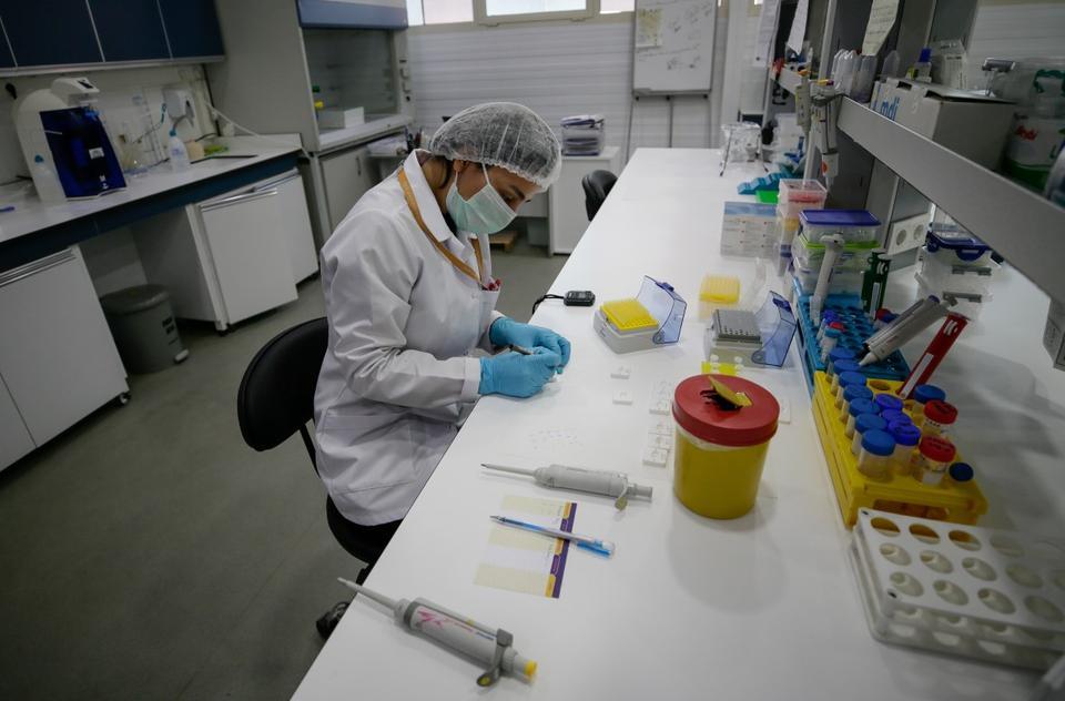 İzmir'de 25 yıldır faaliyet gösteren ve tanı kitleri geliştiren yerli bir firma, dünyayı etkisi altına alan Kovid-19'a karşı yeni nesil bir test geliştirmek için çalışmalara başladı. Daha hızlı ve hassas sonuç veren yeni tip koronavirüs (Kovid-19) tanı kiti geliştiren firma TÜBİTAK'tan destek aldı. ( Mahmut Serdar Alakuş - Anadolu Ajansı )