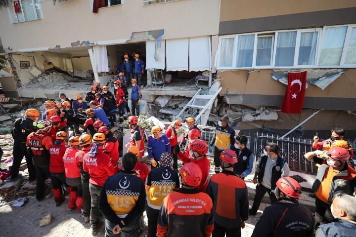Merkez üssü Ege Denizi'nin Seferihisar açıkları olan 6,6 büyüklüğündeki depremin ardından ekipler, Bayraklı İlçesi Adalet Mahallesinde hasar gören Barış Sitesi'nde arama ve kurtarma çalışmalarına devam ediyor. Bina enkazından  bir vatandaşın cansız bedeni çıkartıldı.  ( Mahmut Serdar Alakuş - Anadolu Ajansı )