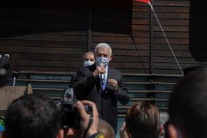 AK Parti Genel Başkanvekili ve İzmir Milletvekili Binali Yıldırım, İzmir'in Menemen ilçesinde bazı temaslarda bulundu. Menemen Belediyesini ziyaret eden Yıldırım, burada konuşma yaptı. ( Lokman İlhan - Anadolu Ajansı )