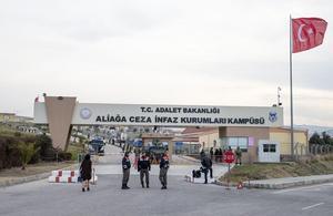 İzmir'de, Fetullahçı Terör Örgütü'nün (FETÖ) 15 Temmuz'daki darbe girişimine ilişkin soruşturma kapsamında açılan ilk davada 270 sanığın yargılanmasına başlandı. İzmir Cumhuriyet Başsavcıvekili Okan Bato koordinesinde, Terör ve Örgütlü Suçlar Soruşturma Bürosu Savcısı Berkant Karakaya tarafından hazırlanan iddianamenin 2. Ağır Ceza Mahkemesince kabul edilmesinin ardından 152'si tutuklu 270 sanık, Aliağa Ceza İnfaz Kurumu Kampüsü'ndeki duruşma salonunda hakim karşısına çıktı. Duruşmanın yapılacağı salonun bulunduğu Aliağa Ceza İnfaz Kurumları Kampüsü çevresinde yoğun güvenlik önlemi alındı. Bölgede komando birlikleri, motorlu jandarma timleri, sivil ekipler ve bomba arama köpekleri de hazır bulundu. ( Mahmut Serdar Alakuş - Anadolu Ajansı )