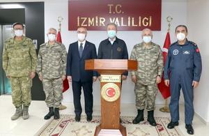 Milli Savunma Bakanı Hulusi Akar ve Türk Silahlı Kuvvetleri (TSK) komuta kademesi, İzmir Valiliğini ziyaret etti. Bakan Akar'a Genelkurmay Başkanı Orgeneral Yaşar Güler, Kara Kuvvetleri Komutanı Orgeneral Ümit Dündar, Deniz Kuvvetleri Komutanı Oramiral Adnan Özbal ve Hava Kuvvetleri Komutanı Orgeneral Hasan Küçükakyüz eşlik etti. Akar ve komutanlar, Vali Yavuz Selim Köşger ile bir araya geldi. ( Milli Savunma Bakanlığı - Anadolu Ajansı )
