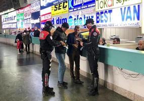 İzmir Şehirlerarası Otobüs Terminali'nde asayiş uygulaması gerçekleştirildi. ( İzmir Emniyet Müdürlüğü - Anadolu Ajansı )