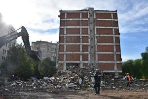 İzmir Emlak Komisyoncuları Odası Başkan Yardımcısı Gönül Vural, depremde evi hasar görenlerden emlak komisyonu alınmayacağını belirtti. Depremde yıkılan Doğanlar Apartmanının enkaz kaldırma çalışmaları sürüyor. ( Haluk Satır - Anadolu Ajansı )