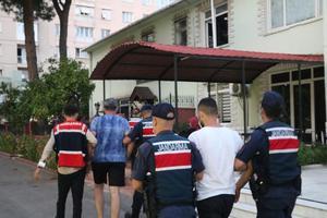 İzmir'de yurt dışına kaçma hazırlığı yapan 3 FETÖ şüphelisi yakalandı