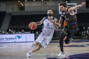 ING Basketbol Süper Ligi 20. hafta maçında Türk Telekom ile Aliağa Petkim  karşılaştı. Bir pozisyonda Aliağa Petkim oyuncusu Sinan Sağlam (0) rakibi Alex Perez (2) ile mücadele etti. ( Özge Elif Kızıl - Anadolu Ajansı )