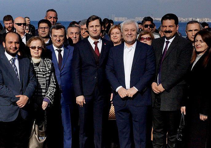 CHP İzmir 37. Olağan Kongresinde yeniden il başkanlığına seçilen Deniz Yücel, mazbatasını alarak görevine başladı. Yücel ve il yönetim kurulu üyeleri ve partililer Cumhuriyet Meydanı'na gelerek, Atatürk Anıtı'na çelenk koydu. Çelenk koyma törenine CHP Genel Başkan Yardımcısı Tuncay Özkan, İzmir milletvekilleri ve belediye başkanları da katıldı. ( Tezcan Ekizler - Anadolu Ajansı )