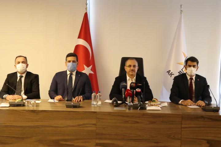 AK Parti İzmir İl Başkanı Kerem Ali Sürekli (sağ2), partisinin İzmir İl Başkanlığında düzenlediği basın toplantısında, Tunç Soyer'in görevdeki 18 ayını değerlendirdi.  ( Tezcan Ekizler - Anadolu Ajansı )