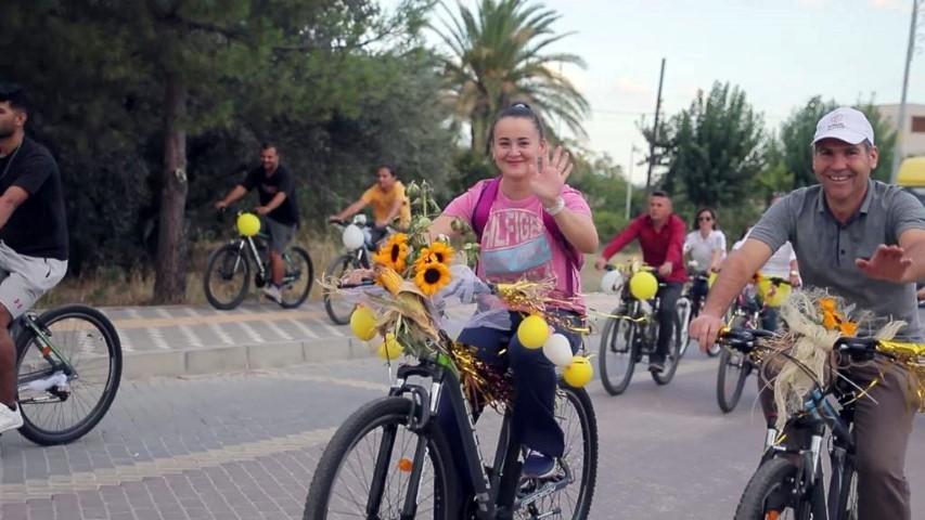 İzmir'in Kınık ilçesinde, hasat döneminin sona ermesi dolayısıyla bisiklet turu düzenlendi. Etkinliğe 60'a yakın üretici, tarım ürünleriyle süslenen bisikletlerle katıldı. ( Kınık Belediyesi - Anadolu Ajansı )